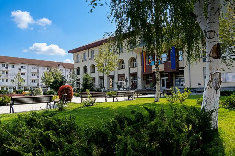 Scuar verde cu bănci și mesteceni în Bragadiru