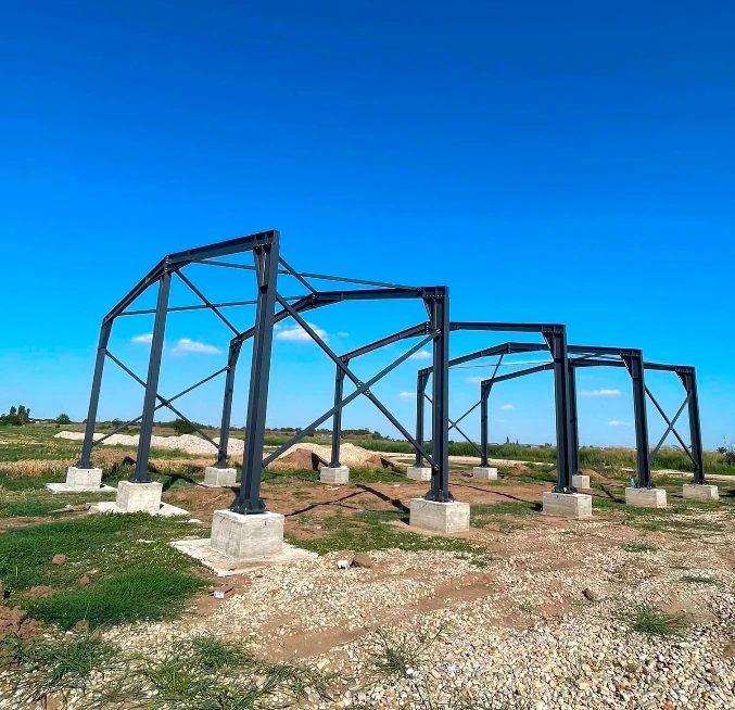 Structura metalică a halei, pe fundații de beton, în timpul construcției